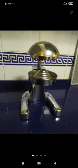 Exprimidor de naranjas metálico
