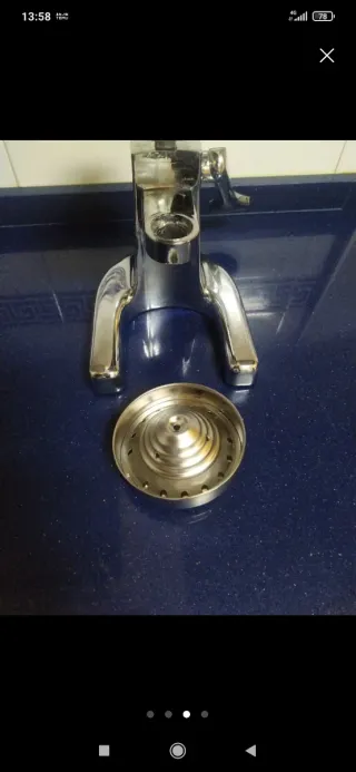 Exprimidor de naranjas metálico