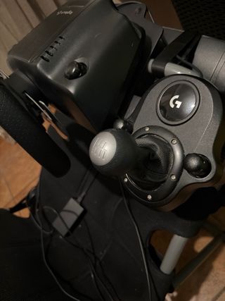 Volante Logitech G29 con silla y caja de marchas