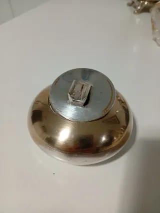 Cenicero metálico redondo