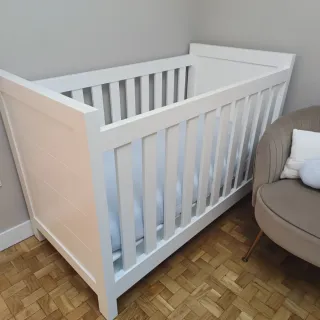 Cuna de madera lacada