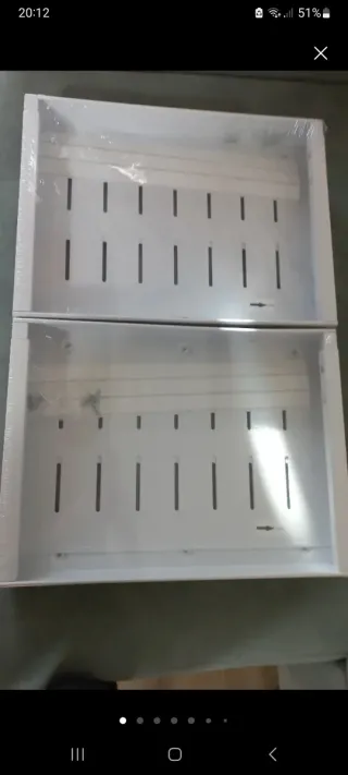 Cajones metálicos blancos