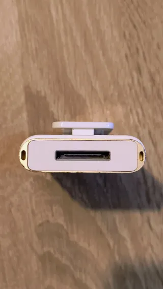 iPod mini dorado con accesorios