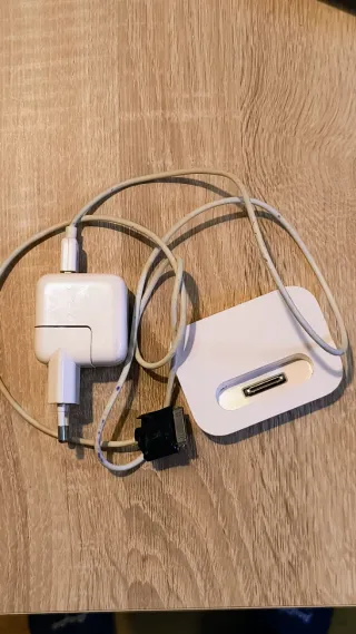 iPod mini dorado con accesorios