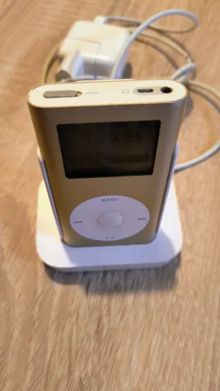 iPod mini dorado con accesorios