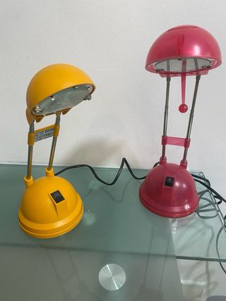 Lámparas de escritorio rojas y amarillas