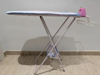 Tabla de planchar de juguete con plancha