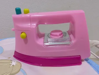 Tabla de planchar de juguete con plancha