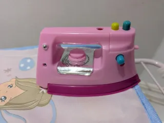 Tabla de planchar de juguete con plancha