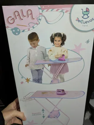 Tabla de planchar de juguete con plancha