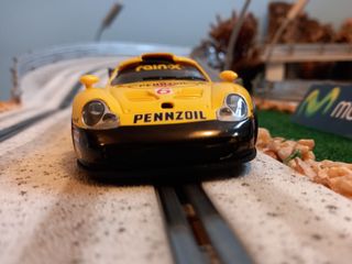 Coche de slot Porsche 911 GT1 Evo amarillo