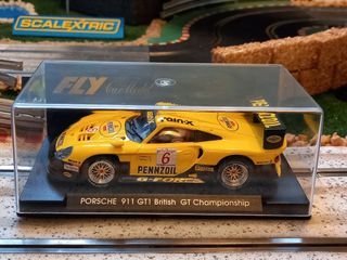 Coche de slot Porsche 911 GT1 Evo amarillo