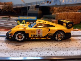 Coche de slot Porsche 911 GT1 Evo amarillo