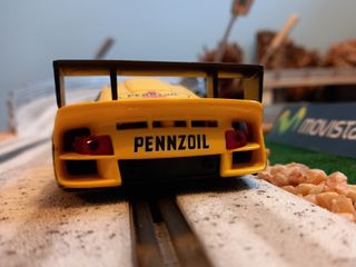 Coche de slot Porsche 911 GT1 Evo amarillo