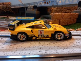 Coche de slot Porsche 911 GT1 Evo amarillo