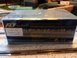 Coche de slot Porsche 911 GT1 Evo amarillo