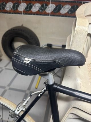 Bicicleta mendiz de carretera antigua restaurada