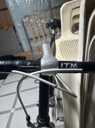 Bicicleta mendiz de carretera antigua restaurada