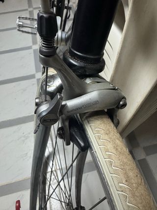 Bicicleta mendiz de carretera antigua restaurada