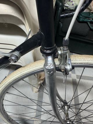 Bicicleta mendiz de carretera antigua restaurada