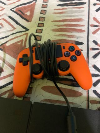 PS4 1TB con mando y cables. Poco uso bn cuidada