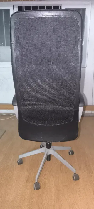 Silla de oficina ergonómica negra