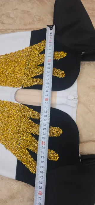 Vestido corto blanco y dorado