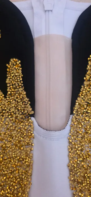 Vestido corto blanco y dorado