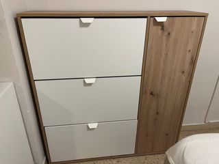 Zapatero con estantes de madera y blanco
