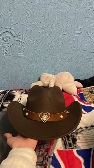 Gorro de fieltro marrón con adorno