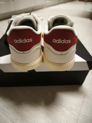 Zapatillas Adidas Beige y Rojo
