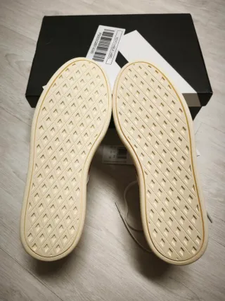 Zapatillas Adidas Beige y Rojo