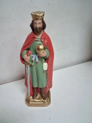 Estatua San Fernando Rey e insignias OJE