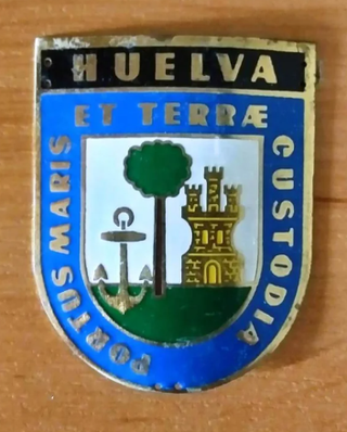 Estatua San Fernando Rey e insignias OJE