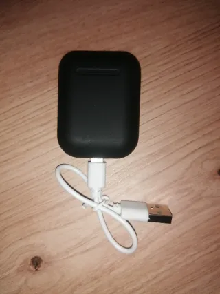 Auriculares negros con cable de carga