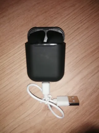 Auriculares negros con cable de carga