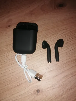 Auriculares negros con cable de carga