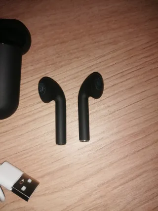 Auriculares negros con cable de carga