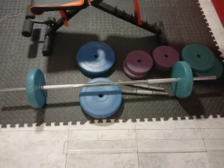 Banco de ejercicios con barra y mancuernas