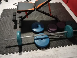 Banco de ejercicios con barra y mancuernas