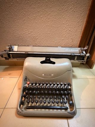 Máquina de escribir Hispano Olivetti Lexicon 80