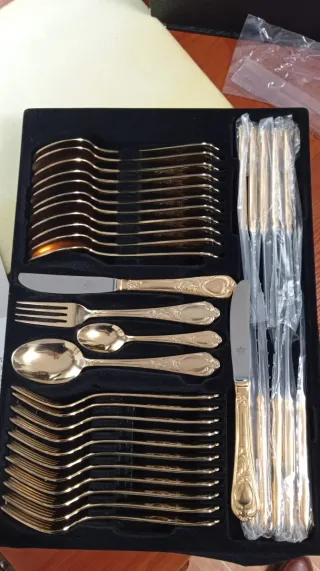 Cubertería 12 servicios bañada en oro