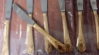 Cubertería 12 servicios bañada en oro