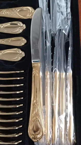 Cubertería 12 servicios bañada en oro