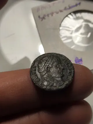 Moneda Romana Constantino I, puerta de campamento