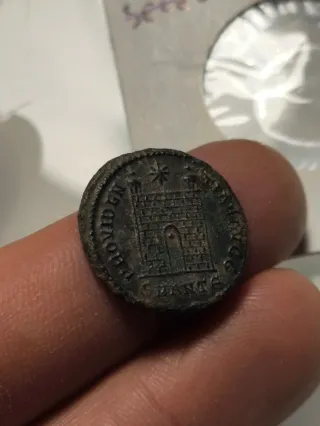 Moneda Romana Constantino I, puerta de campamento