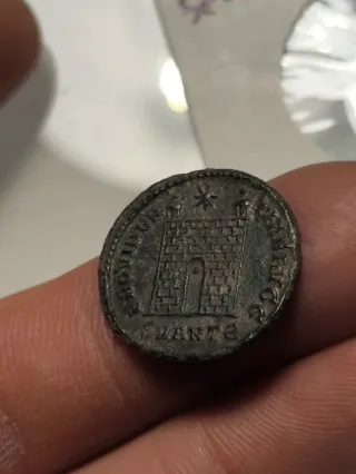 Moneda Romana Constantino I, puerta de campamento