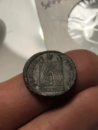 Moneda Romana Constantino I, puerta de campamento