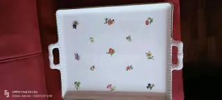 Dos bandejas de porcelana con flores