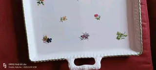 Dos bandejas de porcelana con flores